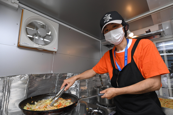 キッチンカー内での調理の様子