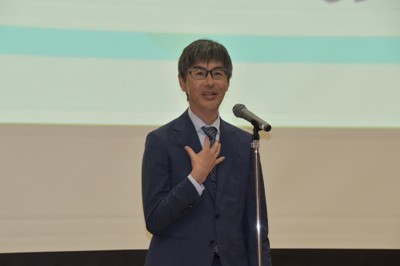 総評を述べる竹内教授