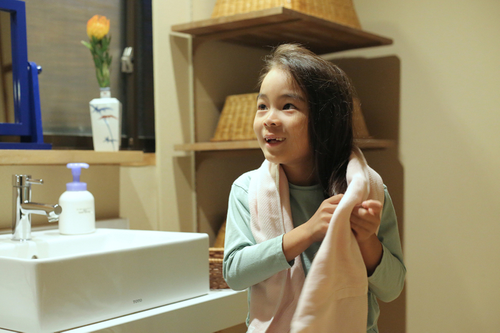 ▲ 少し長めのフェイスタオルはお子さんもひとりで使いやすい大きめタオルとして