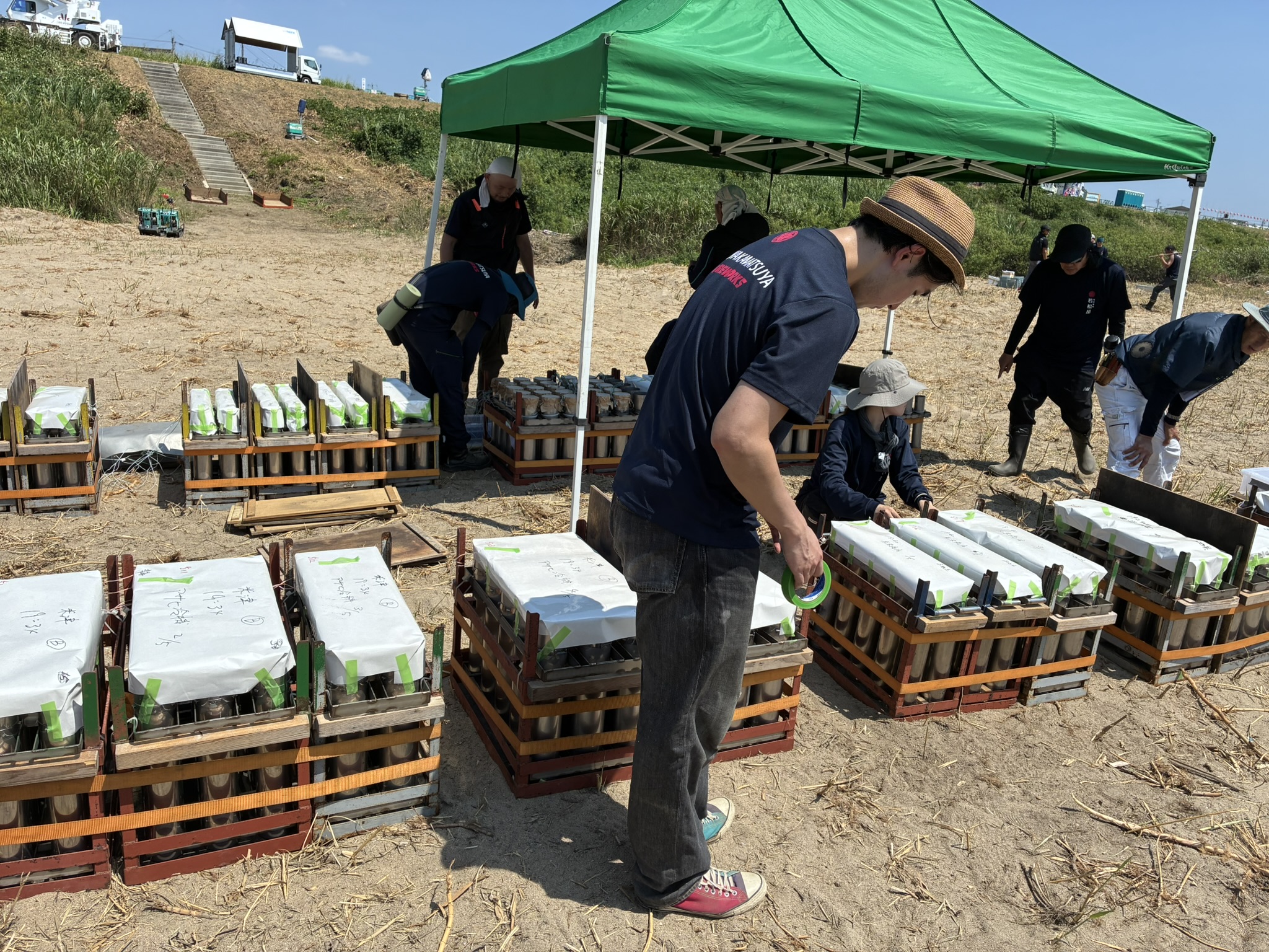 養生テープ止め作業中の新人スタッフ