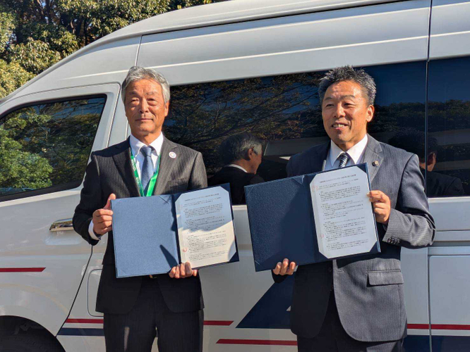 協定文書を持つ、古谷田大和市長と当社代表