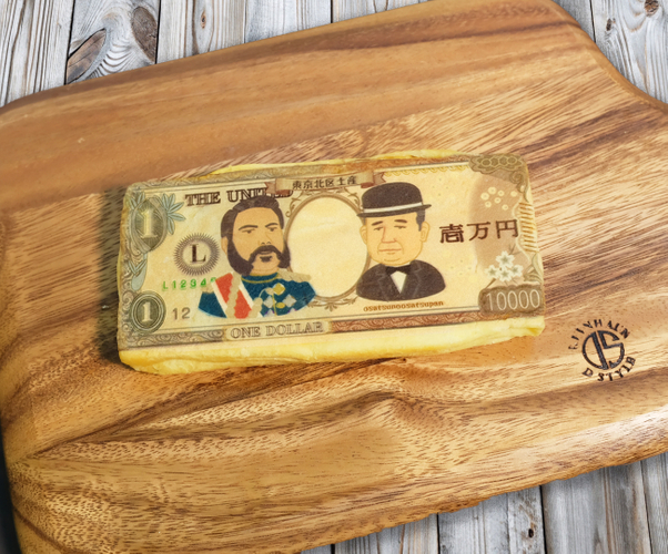 カラーカウア王&times;渋沢栄一友好記念ミートなお札パン(1)