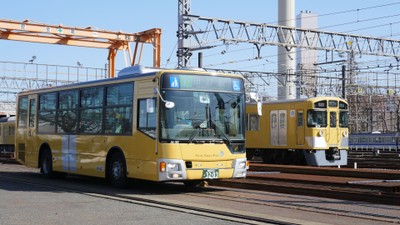 きいろいバスと新2000系黄色い電車