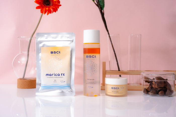左から返礼品となっているフコキサンチン健康食品（marica Fx）、美容化粧水 (Fxセラム)、美容クリーム（Fxクリーム）