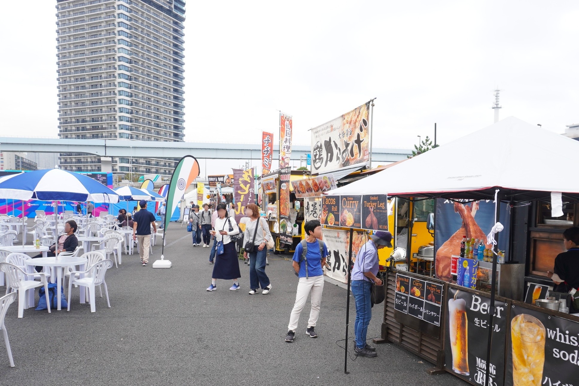 キッチンカー飲食販売の様子