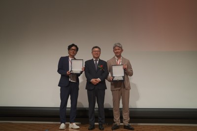 図10：優秀臨床歯科を受賞した先生方(左：中村歯科医院 中村 武仁先生、右：吉祥寺セントラルクリニック 洪 性文先生)とパク・ジョンス法人長