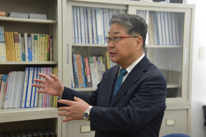 研究室内で記者の質問に応じる森教授