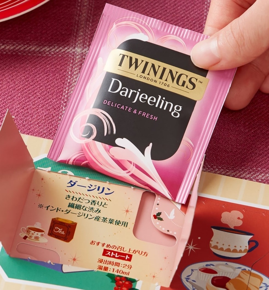 扉を開けるとティーバッグが！ それぞれのブレンド説明やおいしいいれ方が記載されており、毎日  異なる味わいを楽しめます。