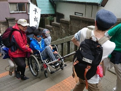 神奈川・江の島のバリアフリー化に向けた「江の島強力(ごうりき)プロジェクト」の様子