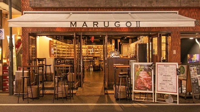 外観／白いオーニングテントと全面ガラス張りのワインセラーが目印