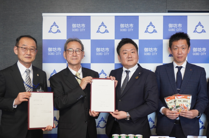 締結式の様子。（写真左から二番目）御坊市 三浦 源吾市長、（写真一番左）御坊市 弓倉 正啓教育長、（写真左から三番目より）SDH 取締役 学校給食事業本部長 大村 英貴、SDH取締役 社会サービス事業本部長 増田 崇彦