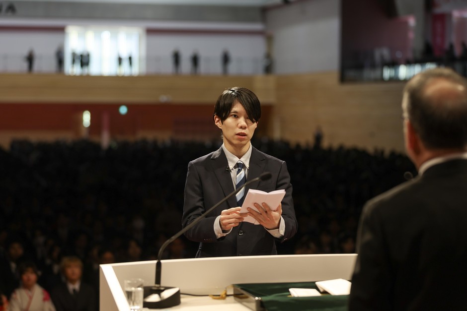 １部で修了生答辞を述べる猿樂さん