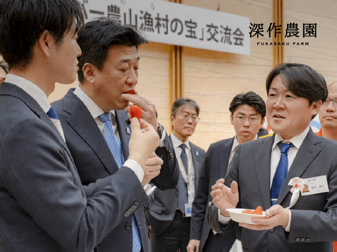 交流会でいちごを召し上がる鈴木農林水産大臣(左)と木原官房長官(中央)、深作農園代表