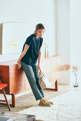  スタンドネックギャザーTシャツ&yen;2,637（税込）　グレーのデニムで落ち着いた大人のTシャツスタイル