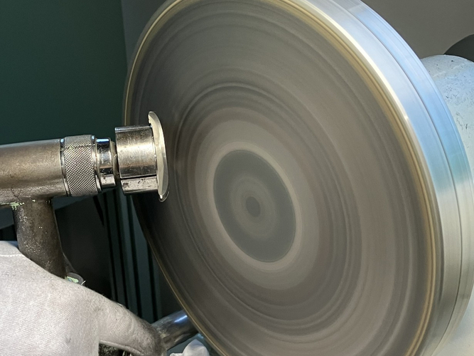 ケース研磨（ザラツ研磨）の様子