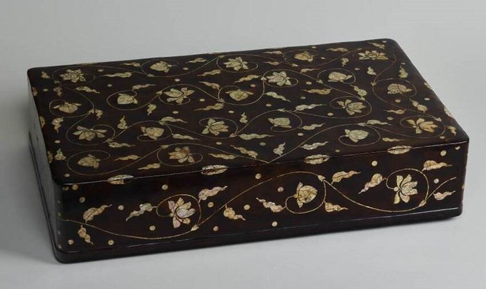 螺鈿唐草文衣裳箱