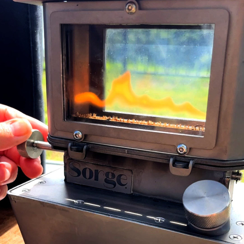 炎の揺らぎを美しく映す耐熱石英ガラスを採用