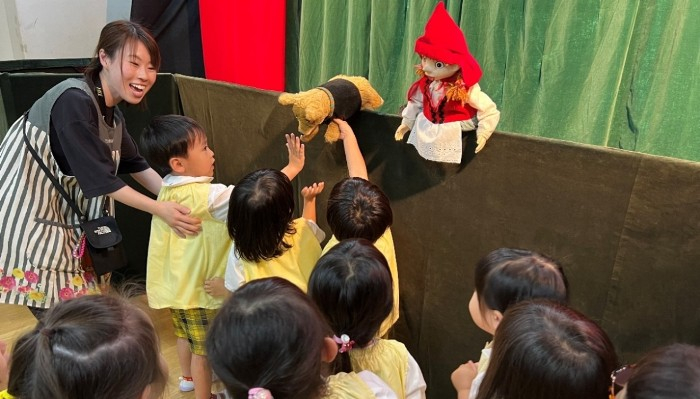 令和7年（2025年）実施の「赤ずきんちゃん」鑑賞の様子