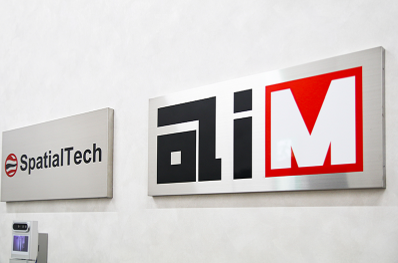 HANEDA&times;PiO　区画：K110のエントランスには、エイムとSpatialTechの社名プレートが並んで掲げられている