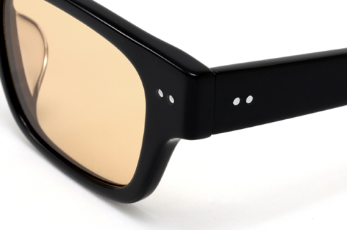 1950年代のUSアイウェアの雰囲気を醸し出す丸リベット。