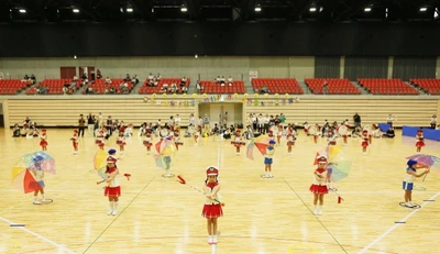 近畿大学九州短期大学附属幼稚園が運動会を開催　年長組が半年間練習を重ねて伝統のマーチングバンドを披露