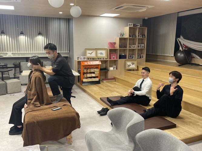 施術を受ける社員の様子