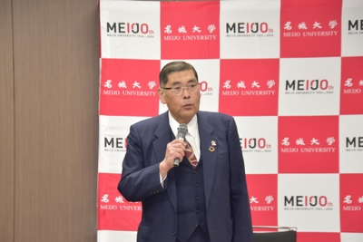 あいさつする小原学長
