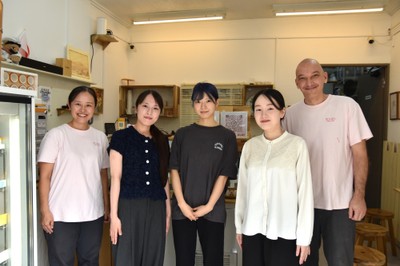 さや華さん(左端)、ペーターさん(右端)と