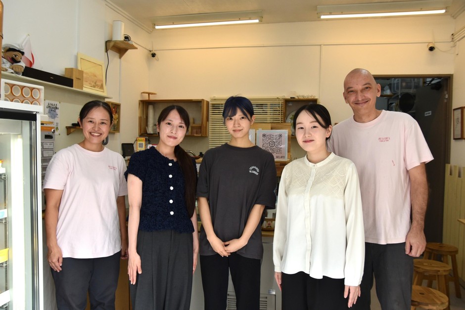 さや華さん(左端)、ペーターさん(右端)と