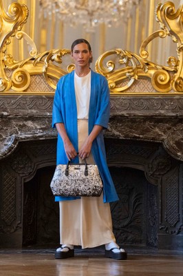 鮮やかなブルーの羽織に、白いロングスカートとボストンバッグを合わせて