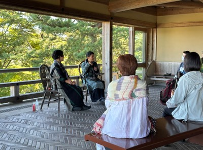 松島の景色を望む空間で、スタッフの阿江さん（左）とともに、参加者との対話を楽しむ玉木新雌さん