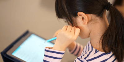 子供たちの疑問に答える(イメージ)