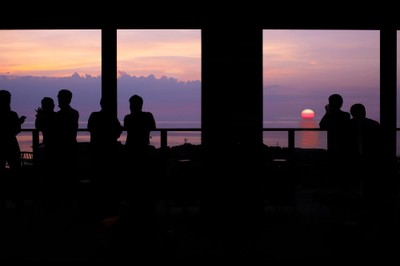 窓一面に広がる茜色の空と海はまるで自然のシアター