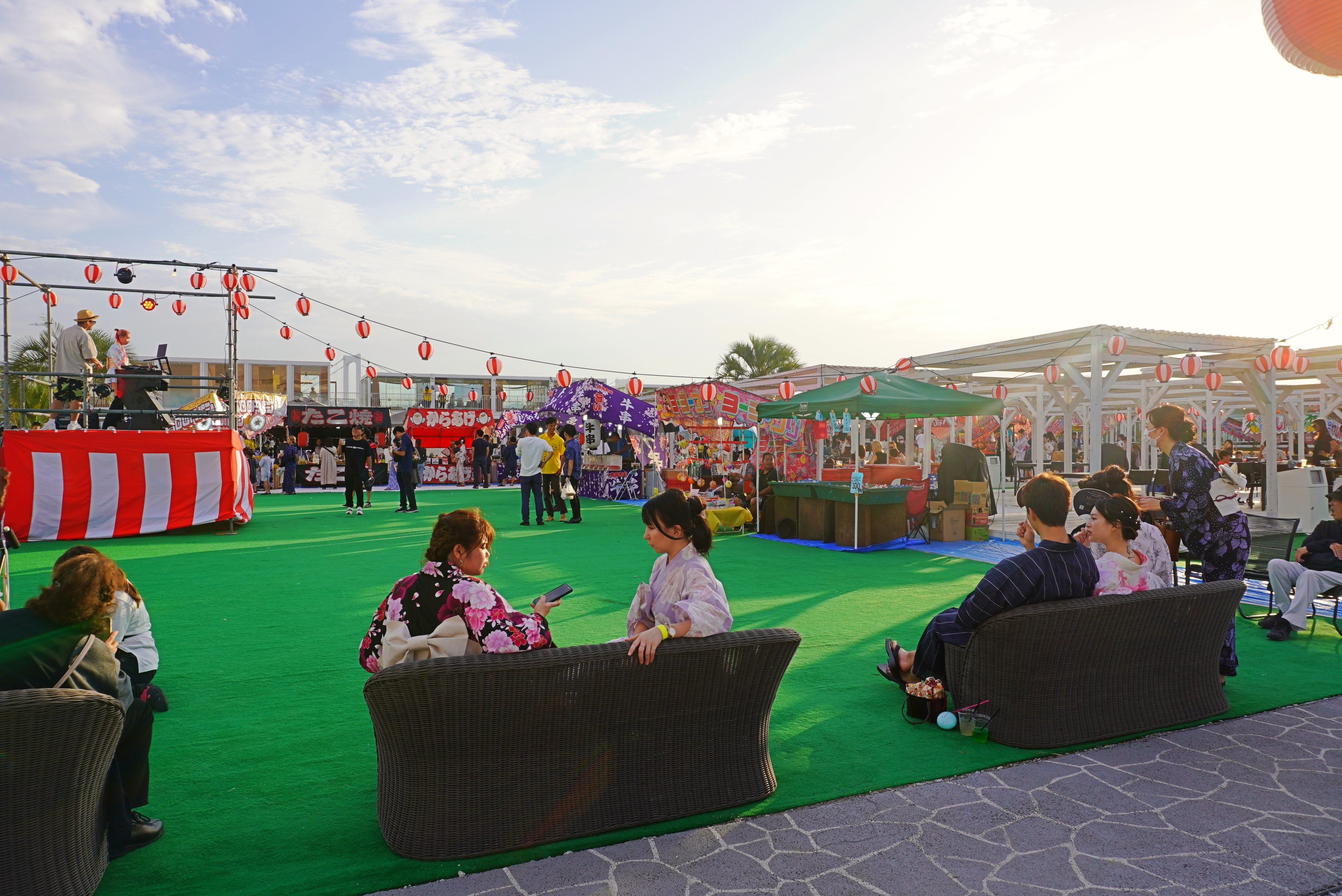 広大な芝生広場に櫓が組まれる※昨年開催の様子