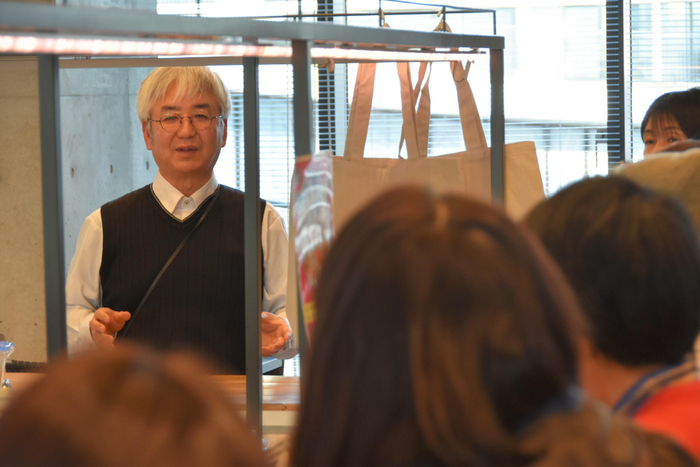 試食時にも質問に答える加藤教授