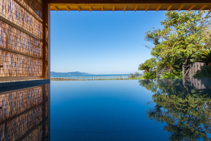 海・空・湯がひとつに溶け込む