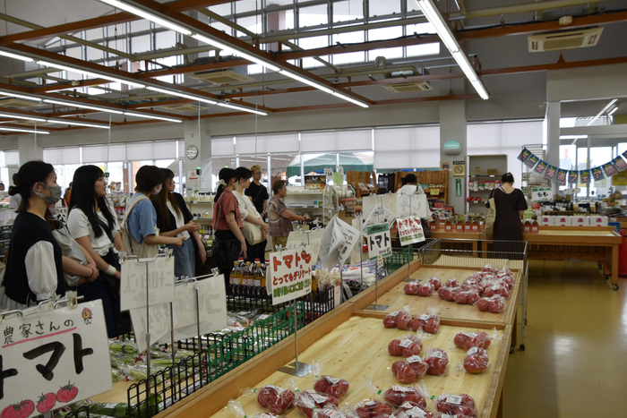 「こまきゴールド」の販売の様子（右奥）を見学