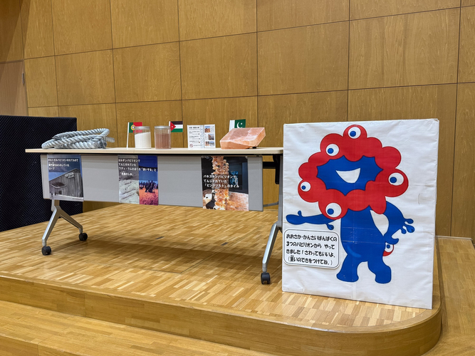 大阪信愛学院小学校での展示の様子