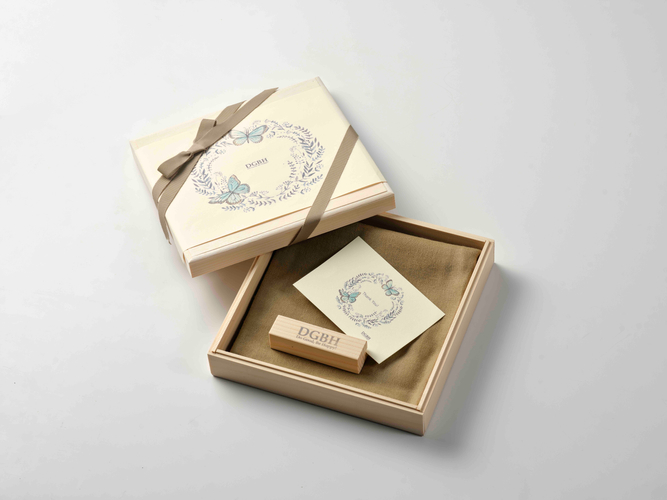 北海道材トドマツ　ギフトボックス(正方形)＆防虫ウッドブロック