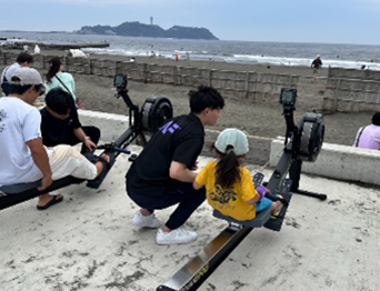 ▲ローイングエルゴによる発電体験