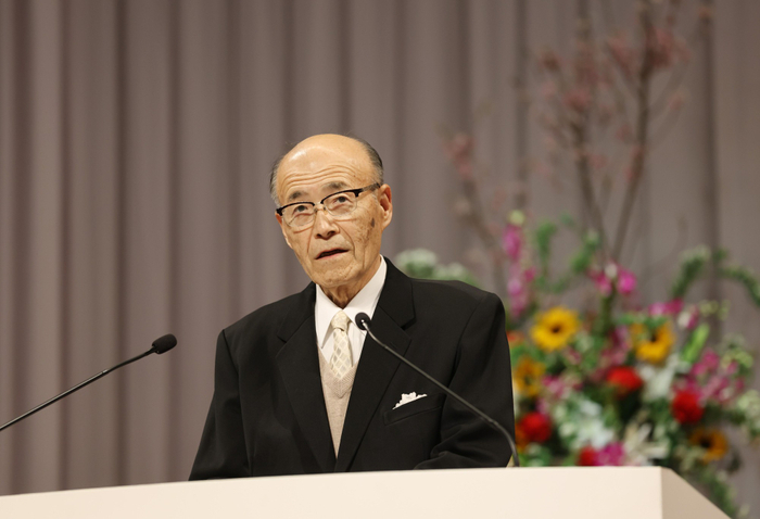 祝辞を述べる校友会の森会長