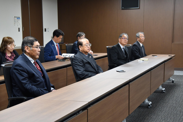 立花理事長（中央）ら本学側出席者