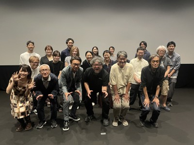 樋口真嗣監督、4K修復プロジェクトの関係者とポーズをとる船越さん、マリンちゃん