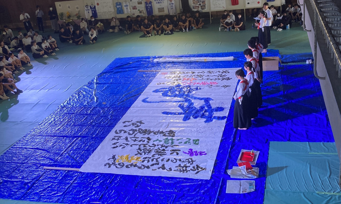 令和5年度(2023年度)のオープンスクールでの書道パフォーマンスの様子