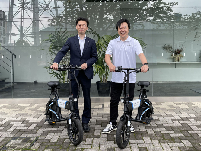 写真左：日祐/地区宅便 　代表取締役社長 河合 秀治 　写真右：glafit　代表取締役社長CEO鳴海 禎造