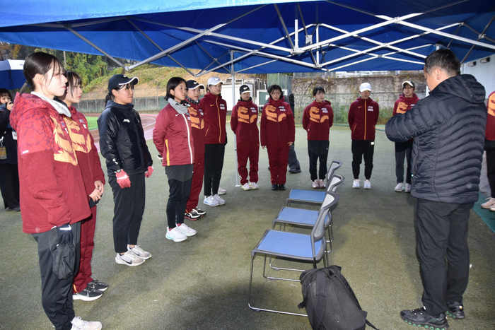 米田監督の話を聞く選手たち