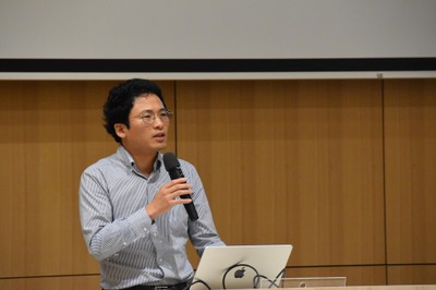 閉会で挨拶する宮下准教授