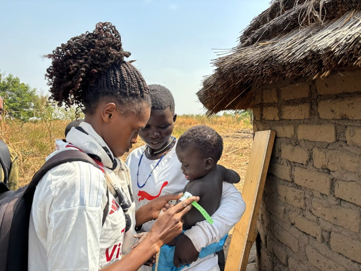 プロジェクトスタッフが子どもの栄養状態を計測している様子
