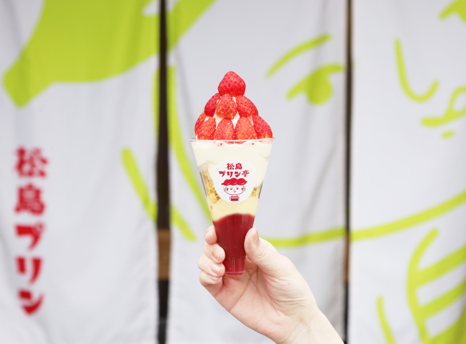 プリン専門店の贅沢いちごパフェ
