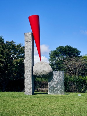 《浮くかたち―赤》2000年(霧島アートの森蔵) 撮影：東 花行